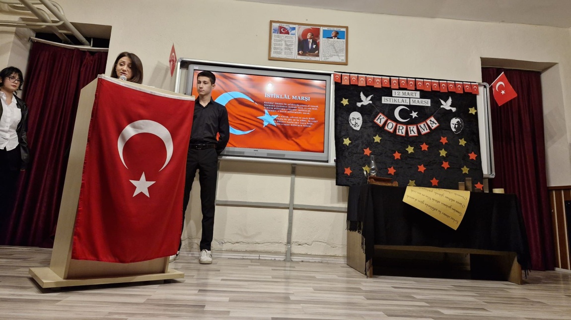 Okulumuzda İstiklal Marşı’mızın kabulü ve İstiklal Marşı’mızın şairi Mehmet Akif Ersoy’u anma programı yapıldı.
